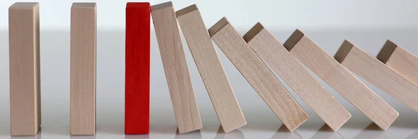 Una fila de bloques de madera ganadora roja — Foto de Stock