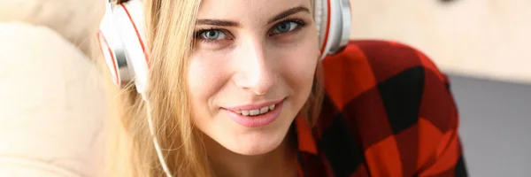 Kadın kulaklık rahatlamak hayal müzik dinle — Stok fotoğraf