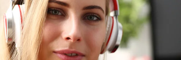 Kadın kulaklık rahatlamak hayal müzik dinle — Stok fotoğraf
