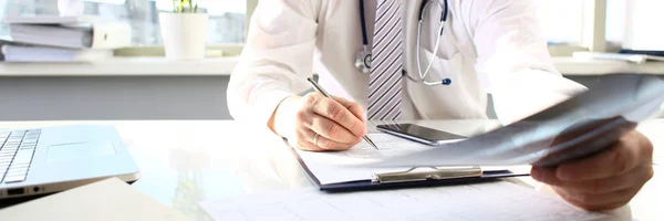Manliga läkare håller i arm silver penna och titta på xray — Stockfoto