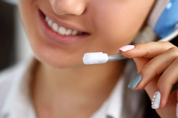 Oproep centrum klerk aan het werk houden in de hand mic — Stockfoto