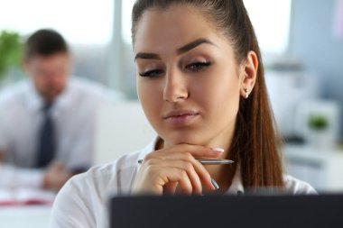 İşyerinde güzel gülümseyen kız bak kamera