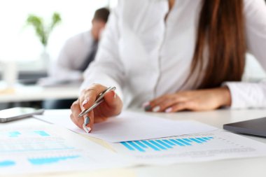 Takım elbiseli kadın kolu tut gümüş kalem ve yastık