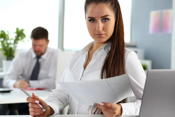 Hermosa chica sonriente en el lugar de trabajo mirar en la cámara — Foto de Stock