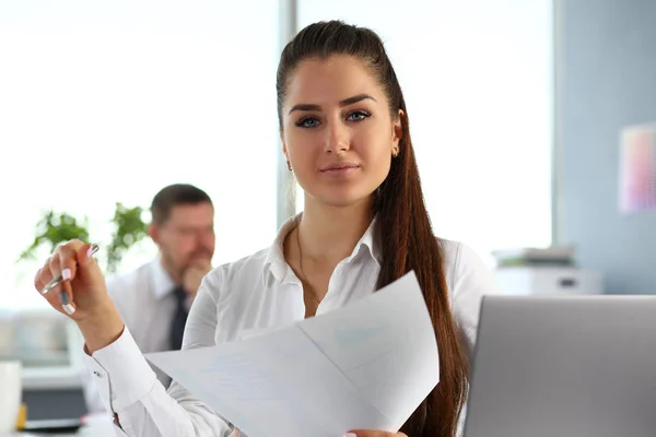 Hermosa chica sonriente en el lugar de trabajo mirar en la cámara — Foto de Stock