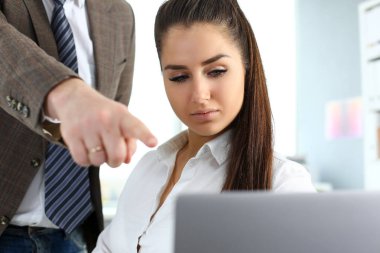 Güzel esmer kadın ofiste dizüstü pc kullanın