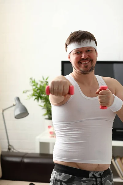 Aantrekkelijke jongeman die zich bezighouden met fitness — Stockfoto