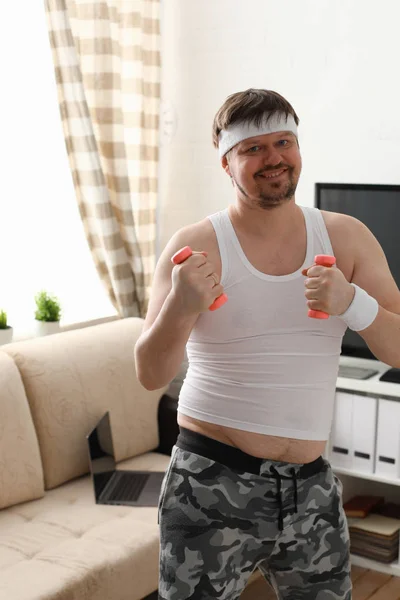 Aantrekkelijke jongeman die zich bezighouden met fitness — Stockfoto