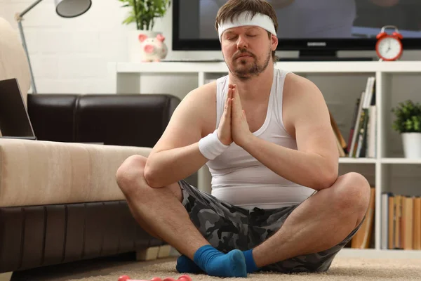 Unga attraktiva fitness man ligger på en tjock matta med — Stockfoto