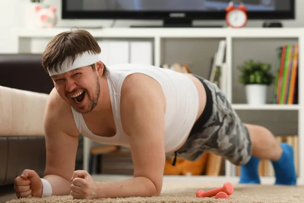 Jeune homme de fitness attrayant se trouve sur un tapis gras avec — Photo