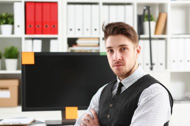 Takım elbise ve kravat gülümseyen yakışıklı kamera portre seyir ofisinde hazır. Beyaz yakalı kıyafet modern yaşam tarzı lisansüstü eğitim meslek fikir Koç eğitim kavramı kolej