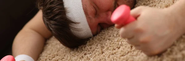 Un joven se dedicaba a la aptitud física en casa — Foto de Stock