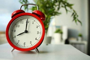 Kırmızı alarm saati sabah yedide ayarla