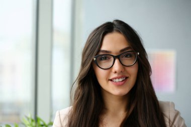 İşyerinde güzel gülümseyen kız bak kamera portre