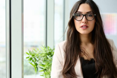 İşyerinde güzel gülümseyen kız bak kamera portre