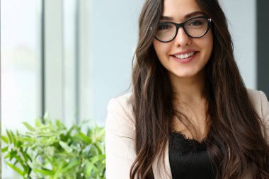 İşyerinde güzel gülümseyen kız bak kamera portre