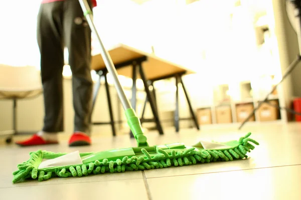 Trapeador de plástico verde limpieza laminado piso sucio luz — Foto de Stock