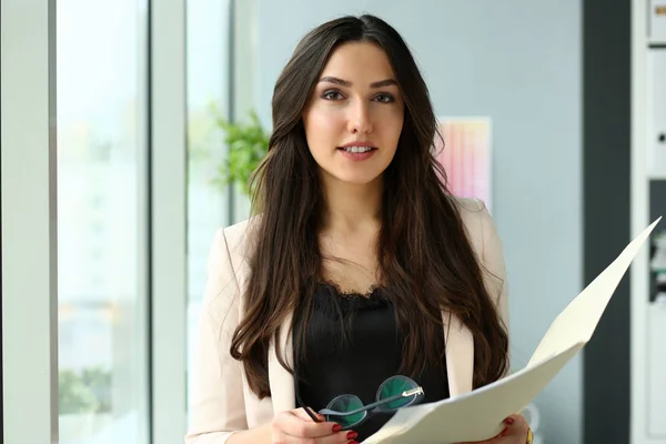 Adulto hermosa sonrisa feliz moda mujer de negocios — Foto de Stock