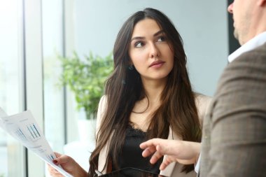 Bir grup insan silah mali gazetelerde tutun