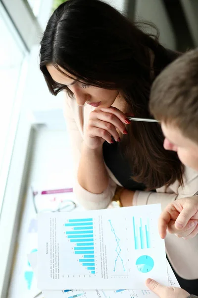 Affärsmannen och affärskvinna granska diagrammet — Stockfoto