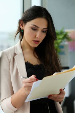 Yetişkin güzel mutlu gülümseme moda işkadını