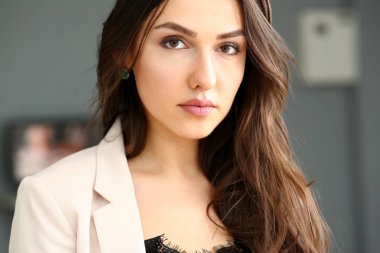 İşyerinde güzel gülümseyen kız bak kamera