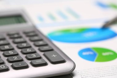 Gümüş hesap makinesi ve Pano mali istatistikler