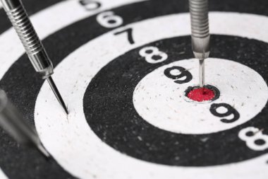 Dart oyunu kırmızı ortasında sopalarla
