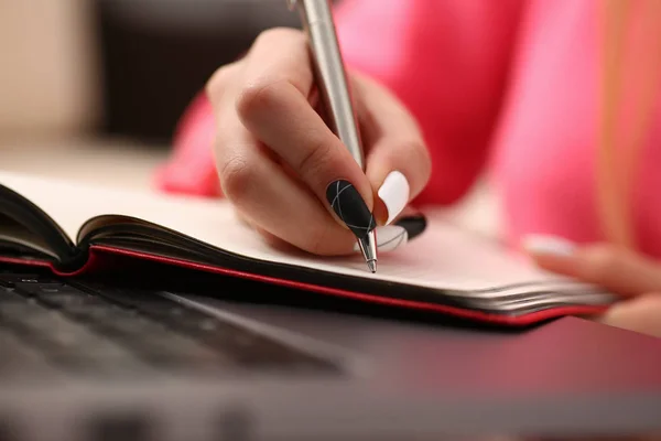 Mulher estudar duro escrever informações para notebook — Fotografia de Stock