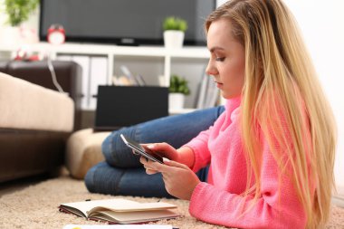 Genç sarışın womansit Divan arkadaş eller sohbet smartphone hold