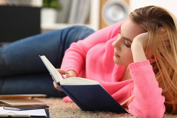 Giovane bella donna bionda sdraiata sul pavimento leggere libro — Foto Stock