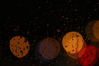 Gece şehrinin bulanık arka planı