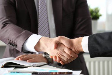 Takım elbiseli adam Merhaba ofis olarak el sallamak
