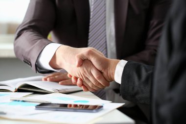 Takım elbiseli adam Merhaba ofis olarak el sallamak
