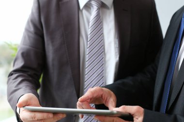 İki iş adamı arıyoruz ve