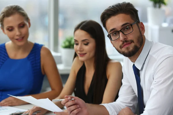 Guapo sonriente barbudo empleado hombre con gafas — Foto de Stock