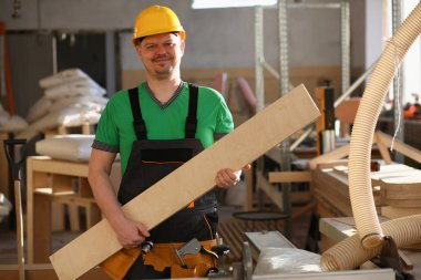 Gülümseyen bir marangoz portresi