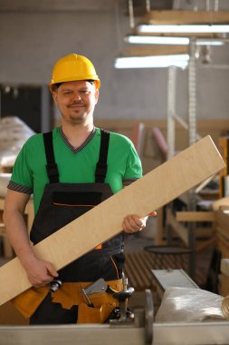 Gülümseyen bir marangoz portresi