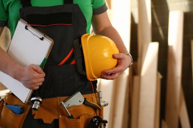 bilinmeyen tamirci elle bel ve aracı kemer İnşaat araçları gri bir arka plana dayanır. DIY araç ve el iş kavramı