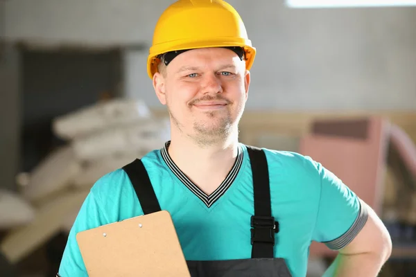 Portret młodego mężczyzny atrakcyjnego w pracy — Zdjęcie stockowe