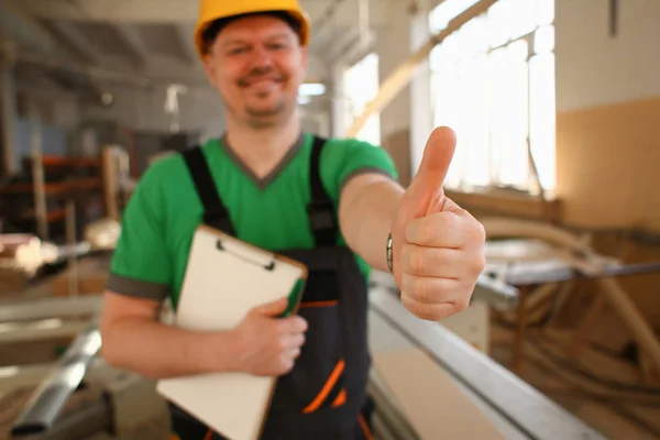 Trabajador sonriente en casco amarillo mostrar signo de confirmación — Foto de Stock