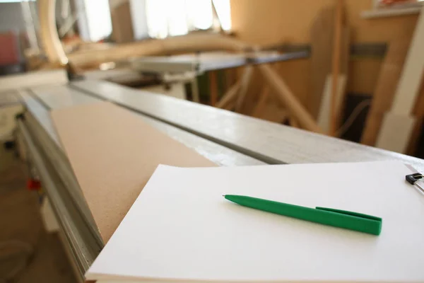 Schreibtisch mit grünem Stift auf Klemmbrett — Stockfoto