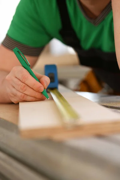 Arme des Arbeiters messen hölzerne Bar Nahaufnahme — Stockfoto