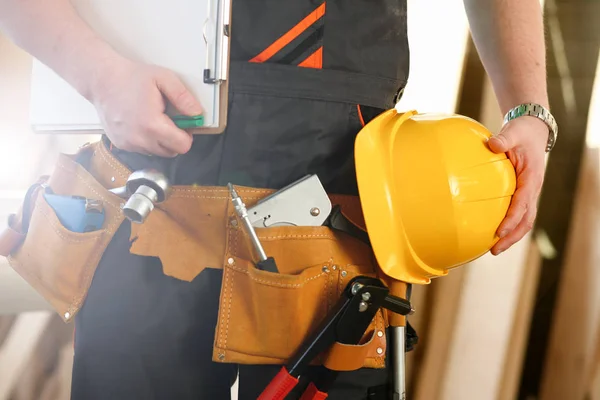 Faz-tudo desconhecido com as mãos na cintura e cinto de ferramentas com ferramentas de construção contra fundo cinza. Ferramentas DIY e conceito de trabalho manual — Fotografia de Stock