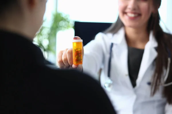 Női medicine doktor kezét tartsa jar tabletták — Stock Fotó