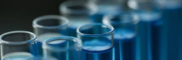 Reagenzglas überläuft flüssige Lösung Kalium — Stockfoto