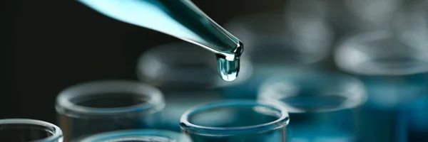 유리의 테스트 튜브 오버플로 액체 솔루션 칼륨 — 스톡 사진