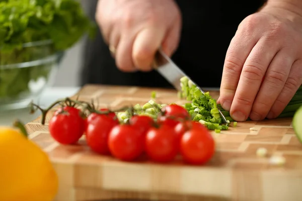 Cook segura faca na mão e corta — Fotografia de Stock