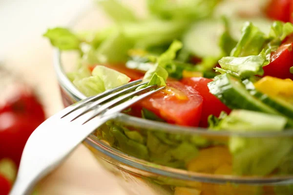 Plaka gümüş çatal salata taze sebze karışımları — Stok fotoğraf