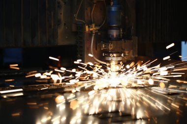 Kıvılcımlar metal işleme için makine başını uçurur